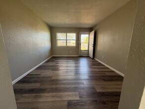 215 Miriam Dr-Unit -D in Waterloo, IA - Building Photo - Building Photo