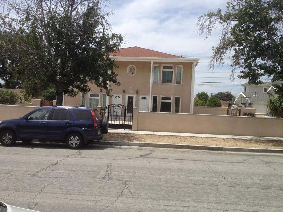 2409 N Lincoln St in Burbank, CA - Building Photo