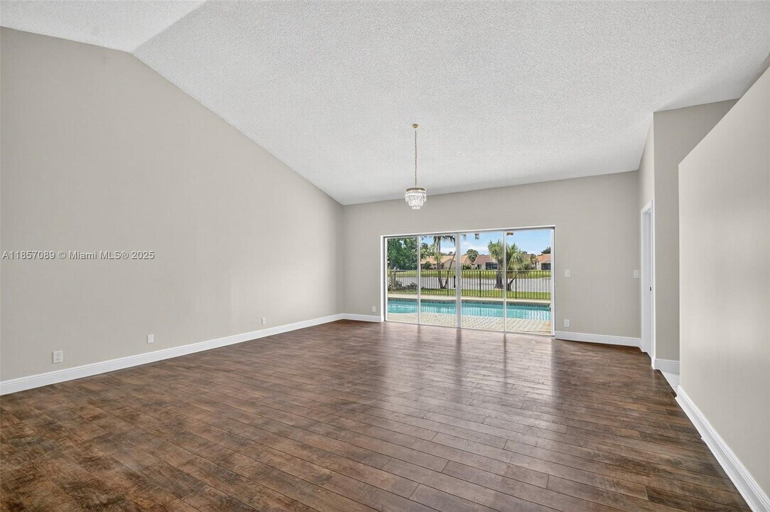 9517 El Clair Ranch Rd in Boynton Beach, FL - Building Photo