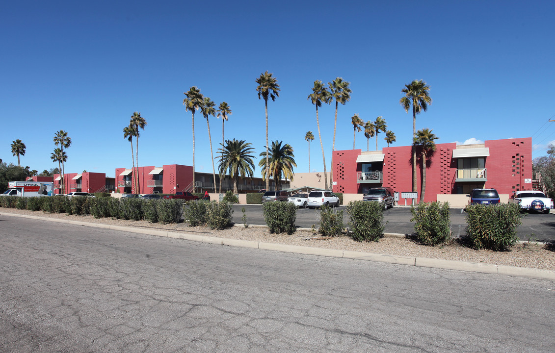 Royal Palms Apartments in Tucson, AZ - Building Photo