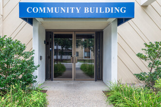 Braintree Village in Braintree, MA - Foto de edificio - Building Photo