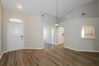 28434 Meadowrush Way in Zephyrhills, FL - Foto de edificio - Building Photo