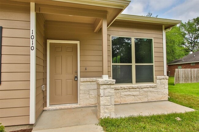 1010 Columbia River Rd in Montgomery, TX - Building Photo - Building Photo