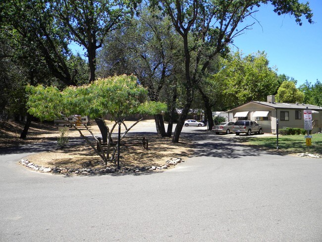 Safari Mobile Home Park in Redding, CA - Foto de edificio - Building Photo