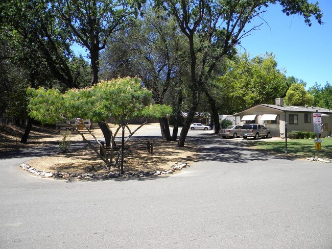 Safari Mobile Home Park in Redding, CA - Building Photo - Building Photo