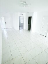 541 NE 5th Way in Florida City, FL - Foto de edificio - Building Photo