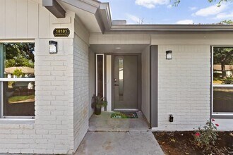 10101 Woodhaven Dr in Austin, TX - Building Photo - Building Photo