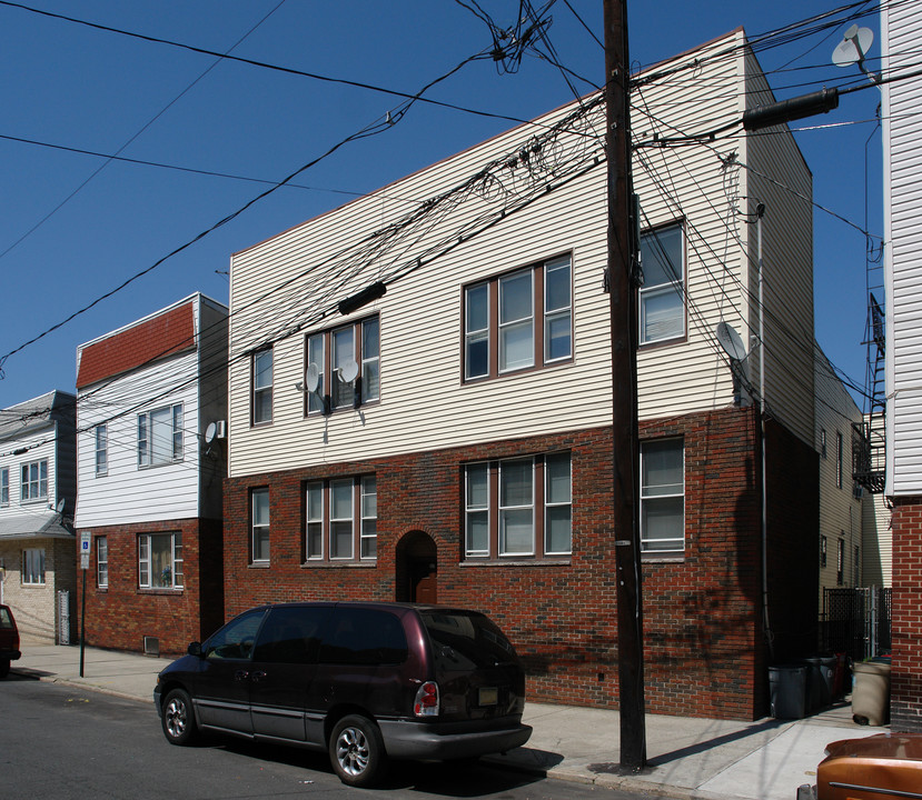 157 W 20th St in Bayonne, NJ - Building Photo