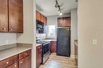 Room in Condo on Crossing Pl in Austin, TX - Building Photo - Building Photo