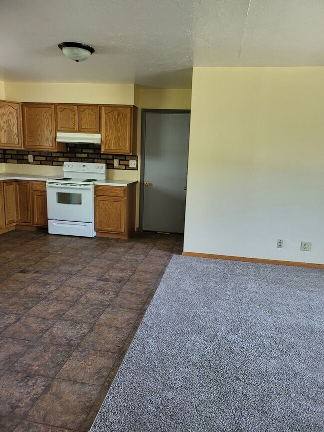 705 E 24th St in Crete, NE - Building Photo - Building Photo