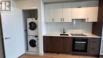 5 Quarrington Ln in Toronto, ON - Building Photo