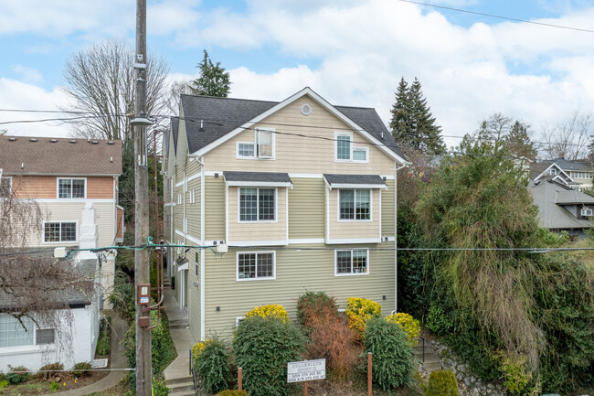 Collegiate Court in Seattle, WA - Building Photo - Primary Photo