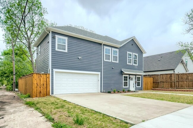 North Oak Cliff home 2 miles from Bishop A in Dallas, TX - Building Photo - Building Photo