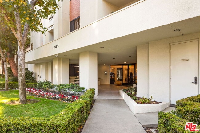 2122 Century Park Ln in Los Angeles, CA - Foto de edificio - Building Photo