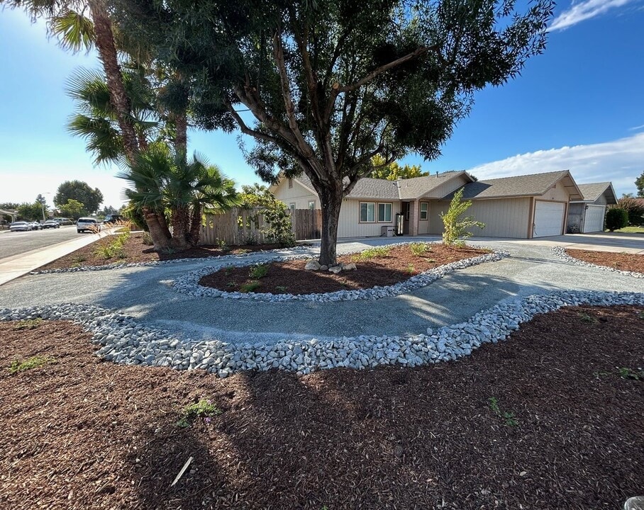 1031 Greenfield Dr in Porterville, CA - Building Photo