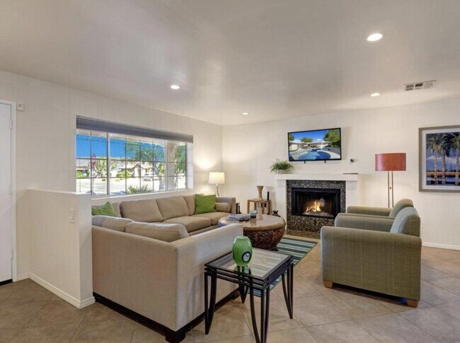 3195 E Via Escuela in Palm Springs, CA - Foto de edificio - Building Photo