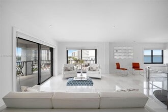 5415 Collins Ave in Miami Beach, FL - Building Photo - Building Photo