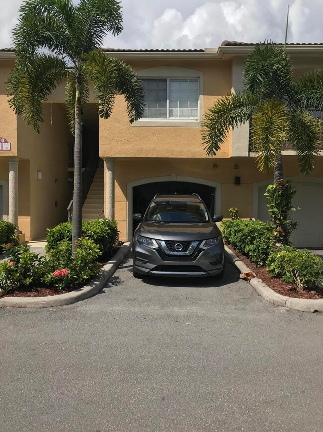 property at 700 Crestwood Ct S