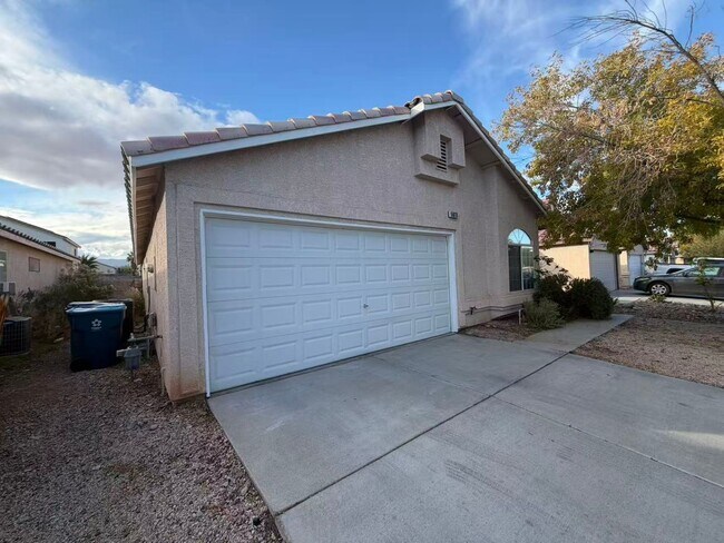5873 Stoneborough St in Las Vegas, NV - Building Photo - Building Photo