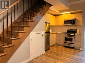 335 College St in Toronto, ON - Building Photo - Building Photo
