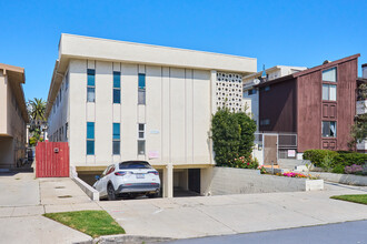 Vinton Royal Apartments in Los Angeles, CA - Building Photo - Primary Photo