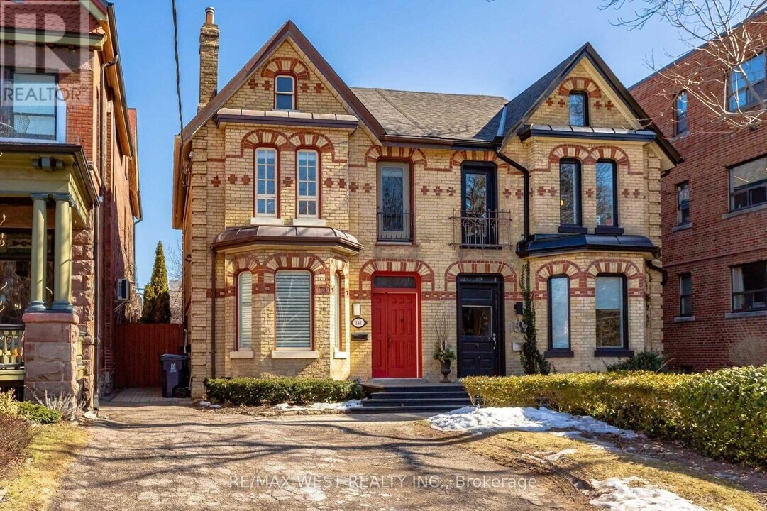 141 Dunn Ave in Toronto, ON - Building Photo