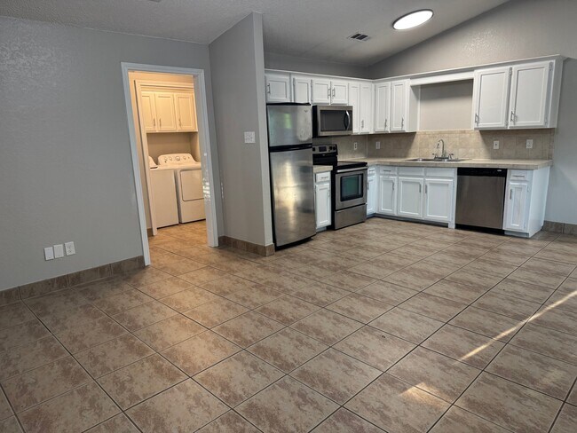 700 Long Ct in Cedar Hill, TX - Foto de edificio - Building Photo