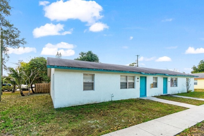 4881 Gulfstream Rd in Lake Worth Beach, FL - Building Photo - Building Photo
