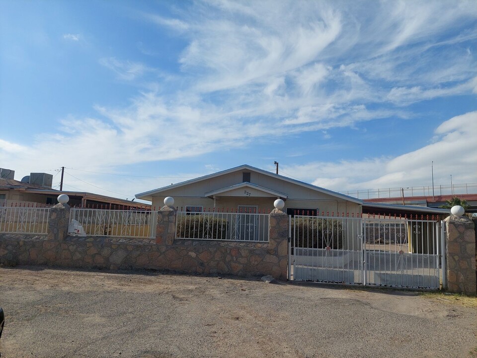 227 Galvan Pl in El Paso, TX - Building Photo