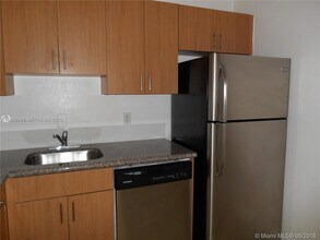 5122 NW 79th Ave in Doral, FL - Foto de edificio - Building Photo