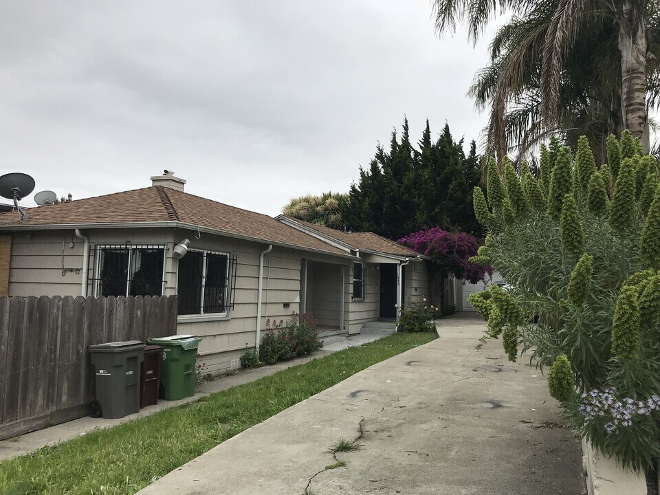 1443-1445 E 33rd St in Oakland, CA - Building Photo