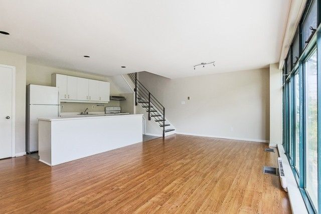 2064-2064 Queen St E in Toronto, ON - Building Photo - Building Photo