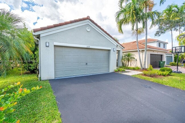 1328 Plumosa Way in Weston, FL - Building Photo - Building Photo