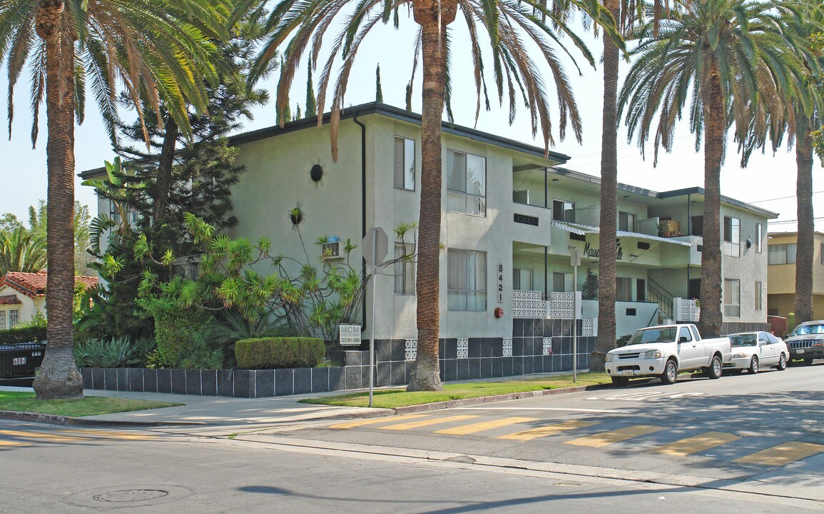 8421 Clinton St in Los Angeles, CA - Building Photo