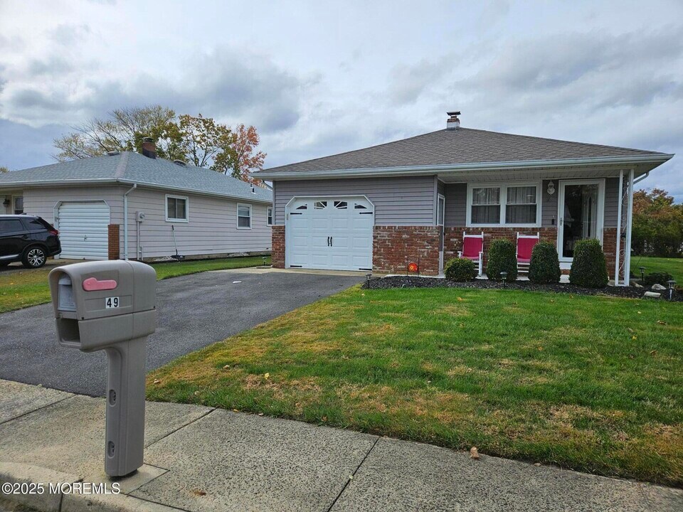 49 Castle Harbor Dr in Toms River, NJ - Building Photo