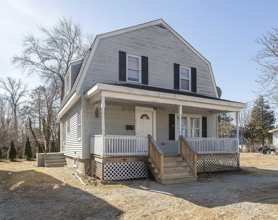 35 Phillips Ave in Stoughton, MA - Building Photo