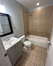 2340 W Granville Ave, Unit 1 in Chicago, IL - Foto de edificio - Building Photo