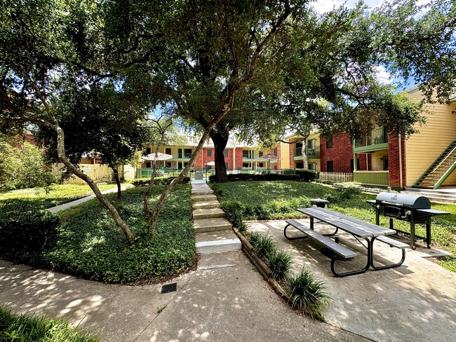 Hidden Timber Apartments in Austin, TX - Foto de edificio - Building Photo