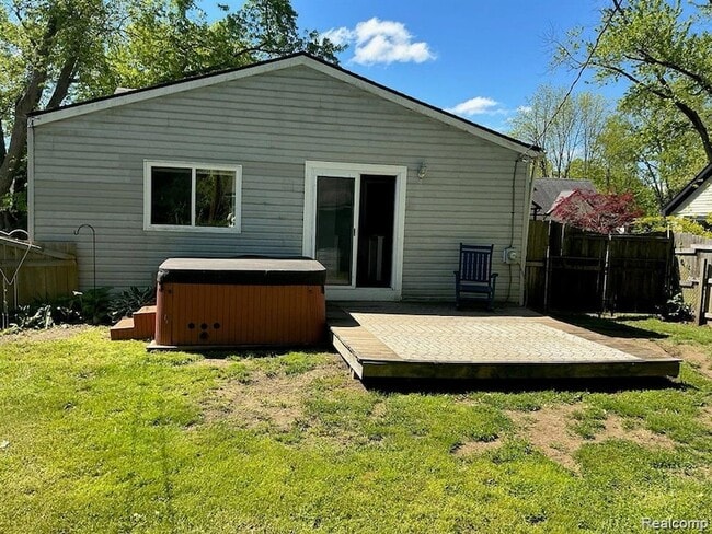 7230 Sandy Beach Dr in Waterford Township, MI - Foto de edificio - Building Photo