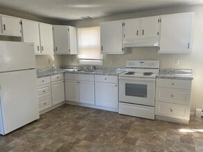 3 McNally Ter, Unit 3 in Newport, ME - Building Photo - Building Photo