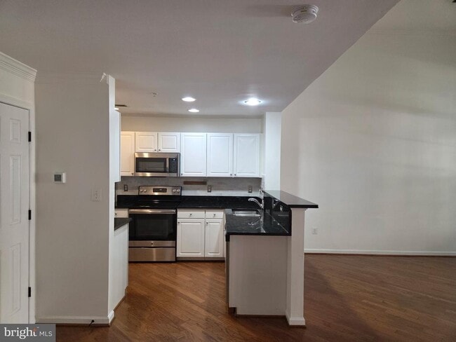 1930 Crescent Park Dr in Reston, VA - Building Photo - Building Photo