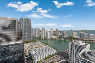 950 Brickell Bay Dr, Unit 3008 in Miami, FL - Building Photo - Building Photo