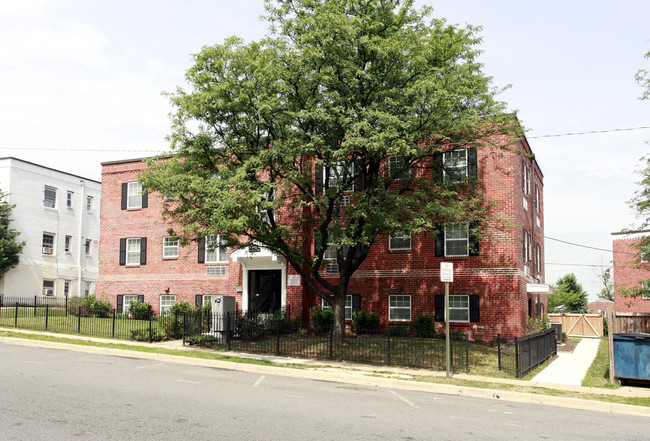 3902 Old Dominion Blvd in Alexandria, VA - Foto de edificio - Building Photo