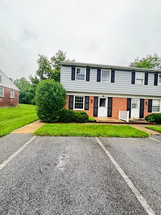136 Crestmont Ave in Lancaster, PA - Foto de edificio