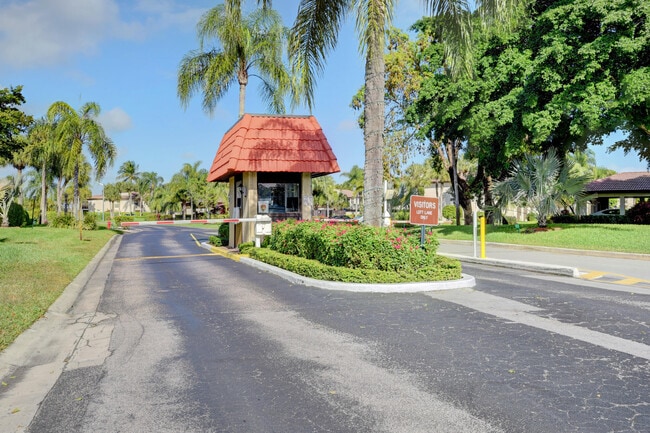 7911 Eastlake Dr in Boca Raton, FL - Building Photo - Building Photo
