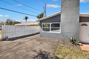 249 SW 12th St in Dania Beach, FL - Building Photo