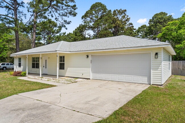 9270 Quail Roost Dr in Navarre, FL - Building Photo - Building Photo
