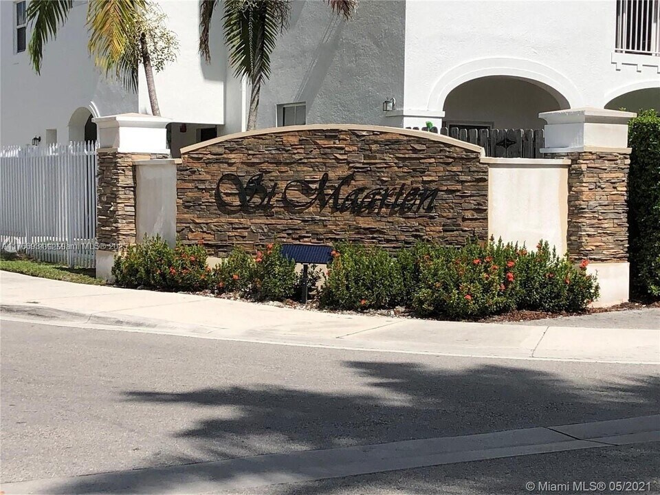 8960 NW 97th Ave, Unit 204 in Doral, FL - Foto de edificio