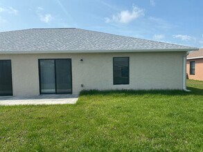 843 Mohawk Pkwy in Cape Coral, FL - Foto de edificio - Building Photo