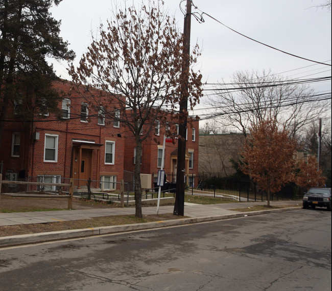 3068 30th St SE in Washington, DC - Foto de edificio - Building Photo